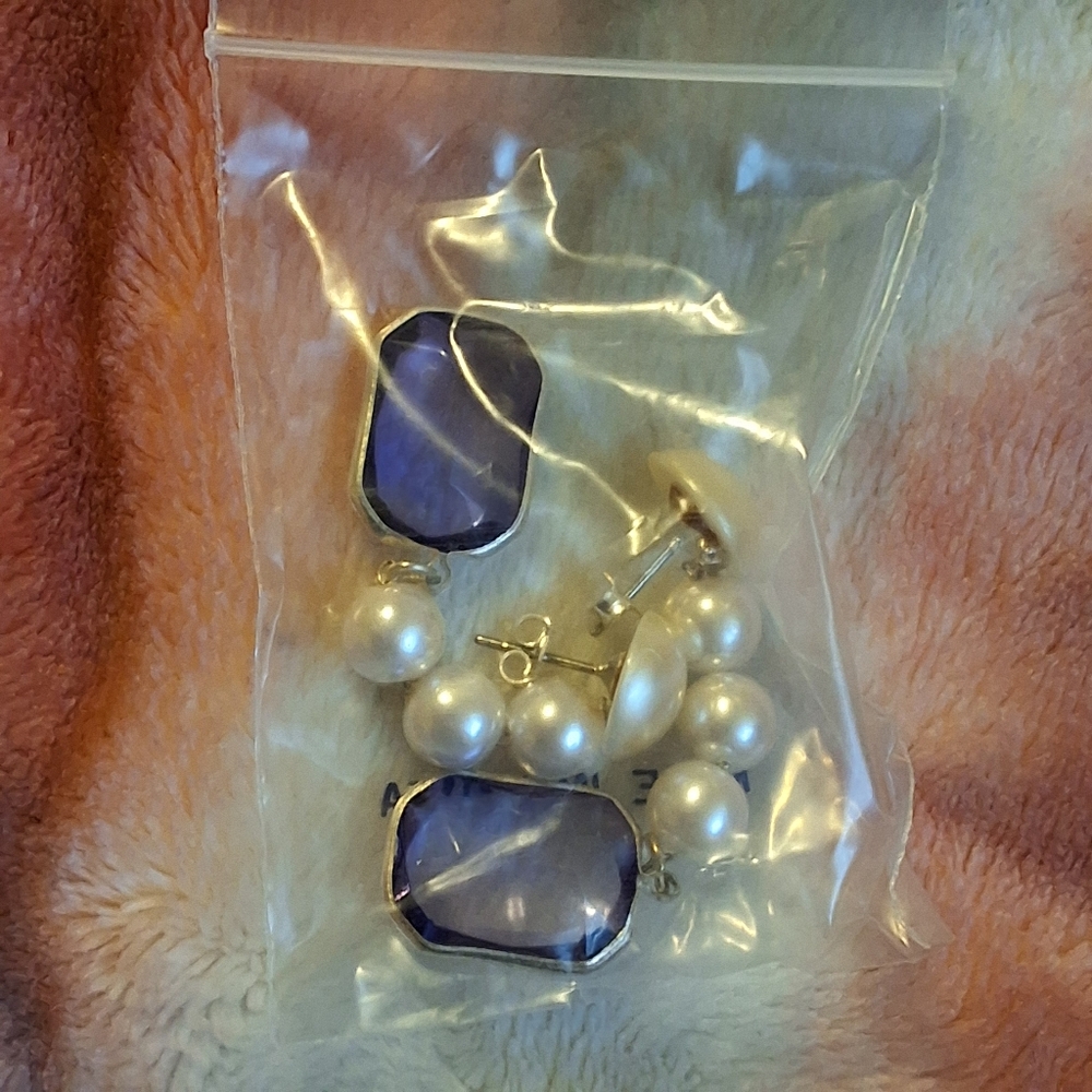 NWOT PEARL EARRINGS WITH DARK PURPLE STONE